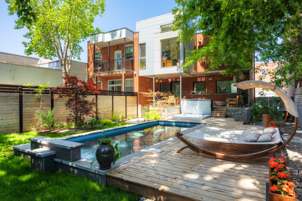 cour arrière maison moderne avec arbres et grande piscine