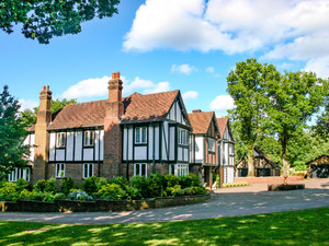 Maison Tudor quartier outremont montreal courtier immobilier rola hamdan